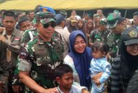 Panglima TNI Jenderal TNI Agus Subiyanto, S.E., M,Si., meninjau latihan penerjunan pada latihan gabungan bersama Super Garuda Shield