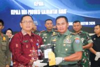 Panglima Kodam XII/Tanjungpura Mayjen TNI Iwan Setiawan, S.E., M.M., menyerahkan tersangka dan barang bukti narkoba