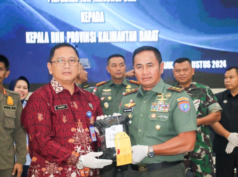 Panglima Kodam XII/Tanjungpura Mayjen TNI Iwan Setiawan, S.E., M.M., menyerahkan tersangka dan barang bukti narkoba