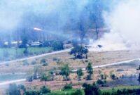 Panglima TNI Jenderal TNI Agus Subiyanto bersama Komandan Komando Indo Pasifik Amerika Serikat Laksamana Samuel J. Paparo meninjau Latihan Penyerbuan Gabungan