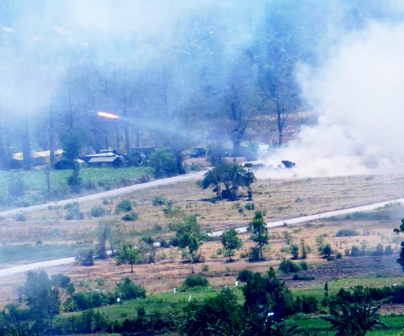 Panglima TNI Jenderal TNI Agus Subiyanto bersama Komandan Komando Indo Pasifik Amerika Serikat Laksamana Samuel J. Paparo meninjau Latihan Penyerbuan Gabungan