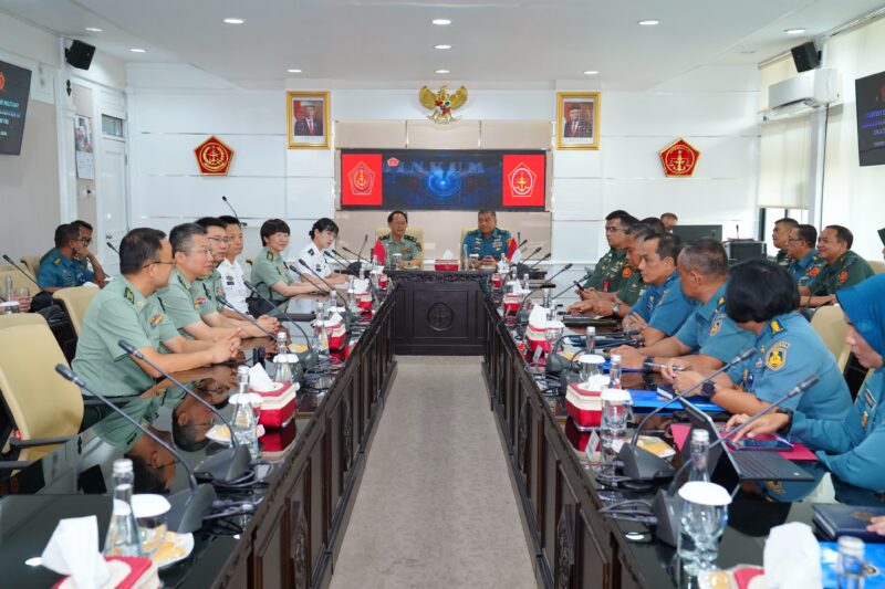 Kepala Badan Pembinaan Hukum (Kababinkum) TNI Laksamana Muda TNI Kresno Buntoro, S.H., LL.M., Ph.D., menerima Courtesy Call (CC) Kepala Biro Urusan Hukum Tentara Pembebasan Rakyat Tiongkok Mayor Jenderal Wang Ling