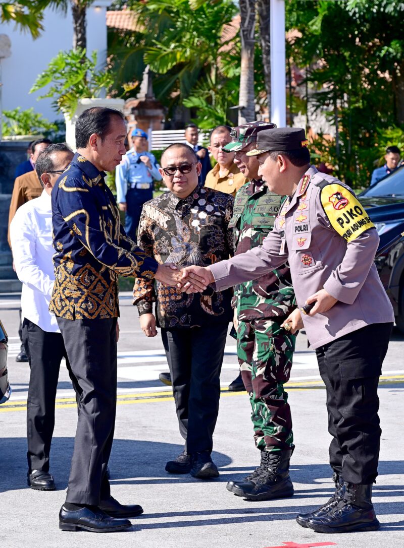 Panglima TNI Jenderal TNI Agus Subiyanto,S.E.,M.Si., melepas keberangkatan Presiden RI Joko Widodo bertolak kembali ke Jakarta