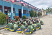 Babinsa Koramil 1710-02/Timika Sertu Tumpak Marpaung memberikan pembekalan wasbang di luar ruangan kepada siswa-siswi SMA Taruna