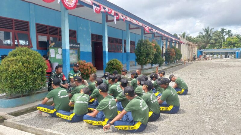 Babinsa Koramil 1710-02/Timika Sertu Tumpak Marpaung memberikan pembekalan wasbang di luar ruangan kepada siswa-siswi SMA Taruna