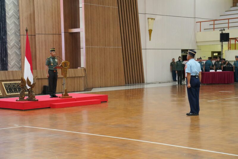 Kasum TNI Letjen TNI Richard Tampubolon mewakili Panglima TNI Jenderal TNI Agus Subiyanto menerima Laporan Korps kenaikan pangkat