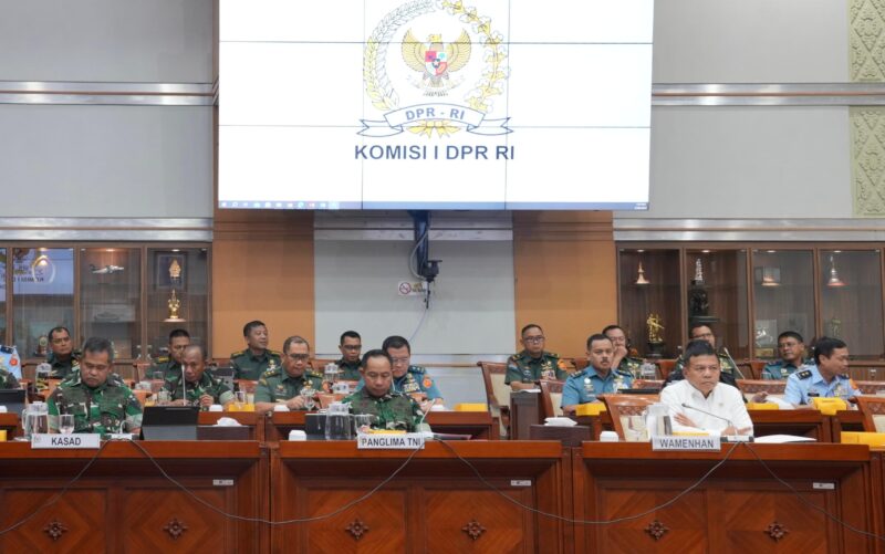 Panglima TNI Jenderal TNI Agus Subiyanto bersama Wakil Menteri Pertahanan Republik Indonesia (Wamenhan RI) M. Herindra menghadiri Rapat Kerja