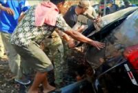 United States Special Operations Pasific (US SOCPAC) yang tengah berlatih bersama prajurit Komando Operasi Khusus TNI (Koopsus TNI) membantu mengevakuasi salah seorang warga