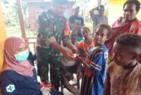 Babinsa Koramil 1710-06/Agimuga dipimpin Pelda Fredek Lapalelo bersama Puskesmas Jita memberikan pelayanan kesehatan dan pengobatan