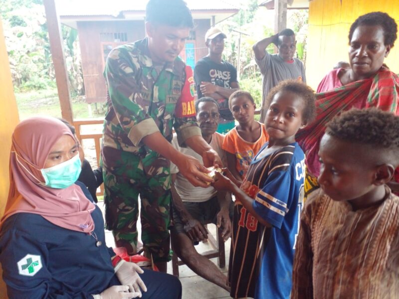 Babinsa Koramil 1710-06/Agimuga dipimpin Pelda Fredek Lapalelo bersama Puskesmas Jita memberikan pelayanan kesehatan dan pengobatan