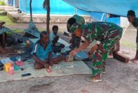 Babinsa Koramil 1710-07/Mapurujaya membeli hasil kerajinan tangan Suku Kamoro di Kp. Mware, Distrik Mimika Timur, Kabupaten Mimika