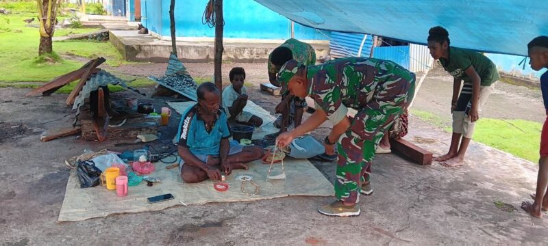 Babinsa Koramil 1710-07/Mapurujaya membeli hasil kerajinan tangan Suku Kamoro di Kp. Mware, Distrik Mimika Timur, Kabupaten Mimika