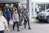 Panglima TNI Jenderal TNI Agus Subiyanto meninjau pengamanan pos terpadu yang disiapkan untuk memantau jalannya kegiatan puncak acara Misa Suci