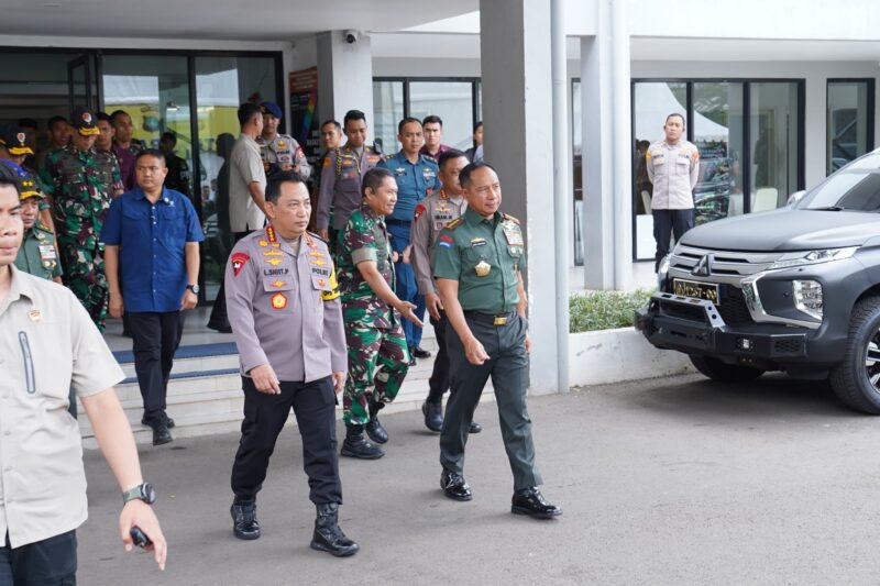 Panglima TNI Jenderal TNI Agus Subiyanto meninjau pengamanan pos terpadu yang disiapkan untuk memantau jalannya kegiatan puncak acara Misa Suci
