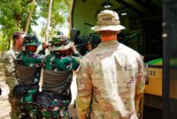 Tim medis dari US Army menggelar latihan Tactical Combat Casualty Care (TCCC) atau penanganan korban tempur secara taktis