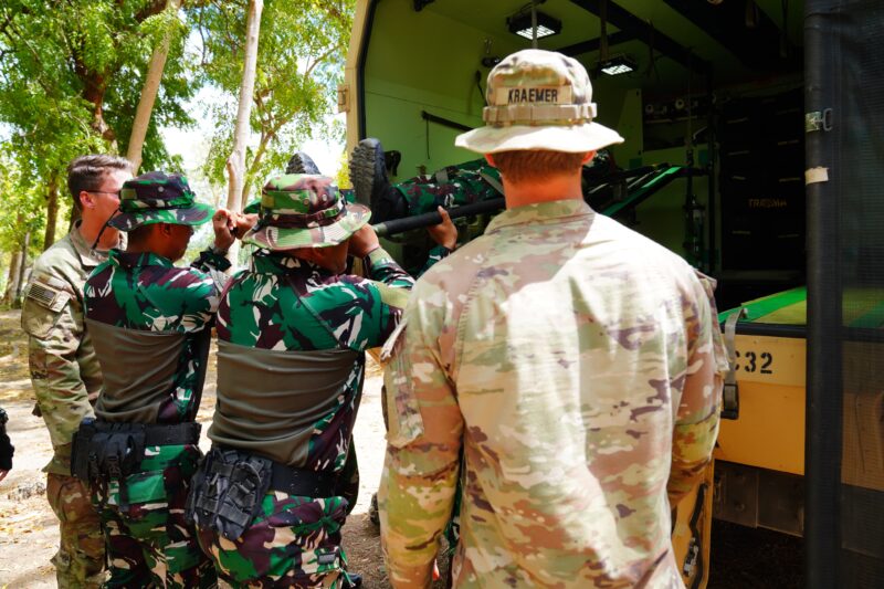 Tim medis dari US Army menggelar latihan Tactical Combat Casualty Care (TCCC) atau penanganan korban tempur secara taktis