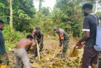 Danramil Koramil 06/Agimuga Kodim 1710/Mimika Lettu Inf Adolof Alfons Rumayom bersama dua anggota Babinsa ikut serta melayat