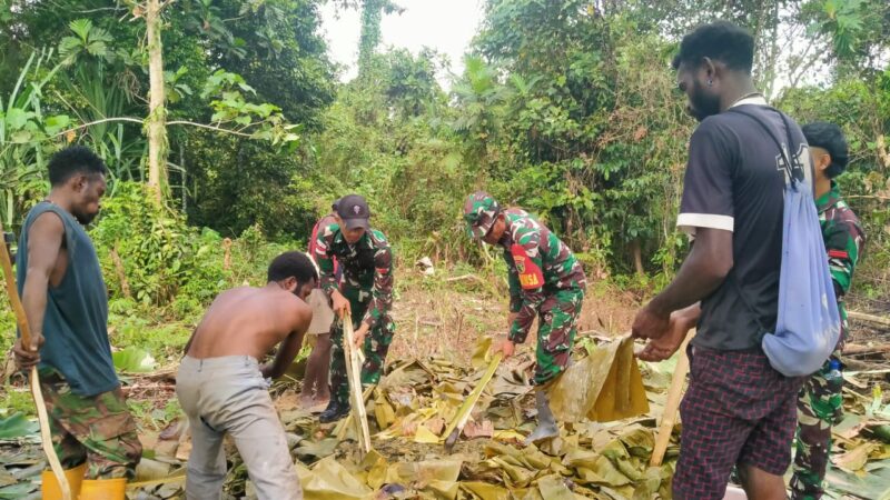 Danramil Koramil 06/Agimuga Kodim 1710/Mimika Lettu Inf Adolof Alfons Rumayom bersama dua anggota Babinsa ikut serta melayat