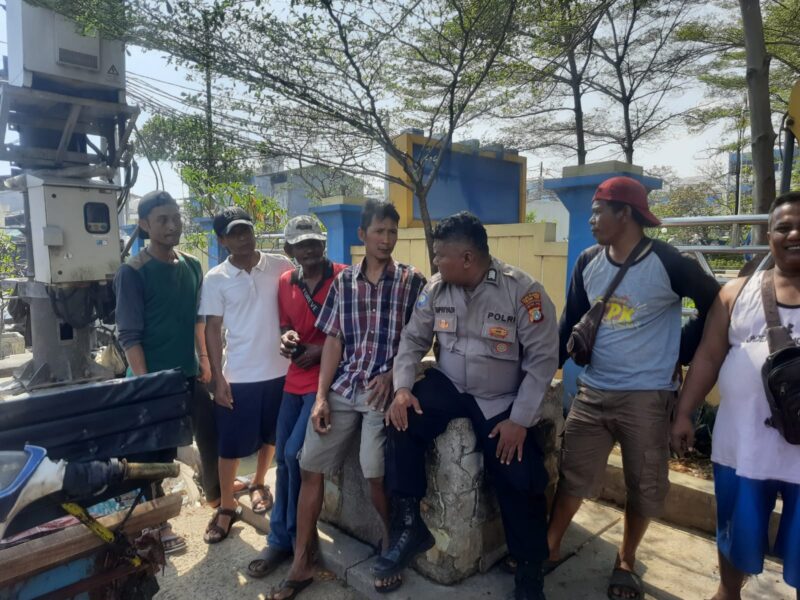Polsubsektor Muara Angke melaksanakan patroli atau sambang warga di wilayah hukum Polsek Kawasan Sunda Kelapa dengan memberikan imbauan Kamtibmas