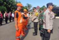 Polsek Pulogadung memberikan penghargaan kepada personel dan mitra kerja yang berperan penting dalam penangkapan pelaku kejahatan