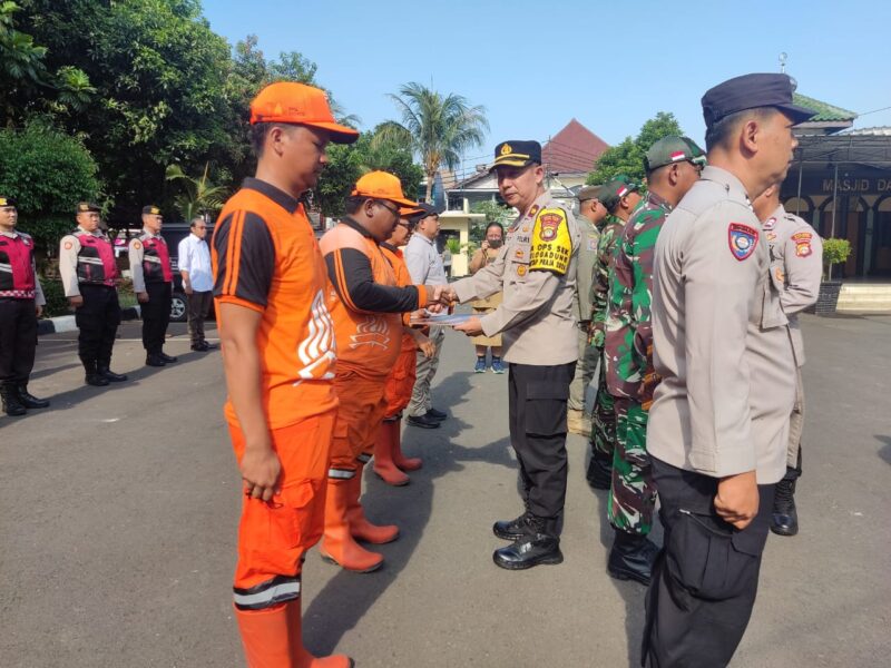Polsek Pulogadung memberikan penghargaan kepada personel dan mitra kerja yang berperan penting dalam penangkapan pelaku kejahatan