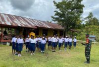 Koptu Yohanis Naibobe anggota Babinsa Koramil 1710-06/Agimuga bersama personel Satgas Yonif 116/GS melaksanakan Komsos