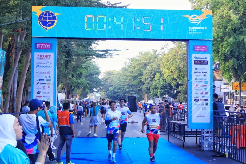 Komandan Lanud (Danlanud) Sultan Hasanuddin Marsma TNI Bonang Bayuaji G., S.E., M.M., CHRMP., melepas peserta lomba Otoritas Bandar Udara (OBU) 5 Run