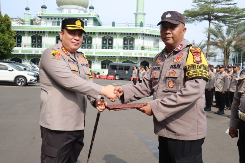 Kapolres Metro Jakarta Selatan, Kombes Pol. Ade Rahmat Idnal S.I.K., M.Si., memberikan penghargaan kepada Aiptu Adyi Wibowo, Bhabinkamtibmas Kelurahan Tegal Parang