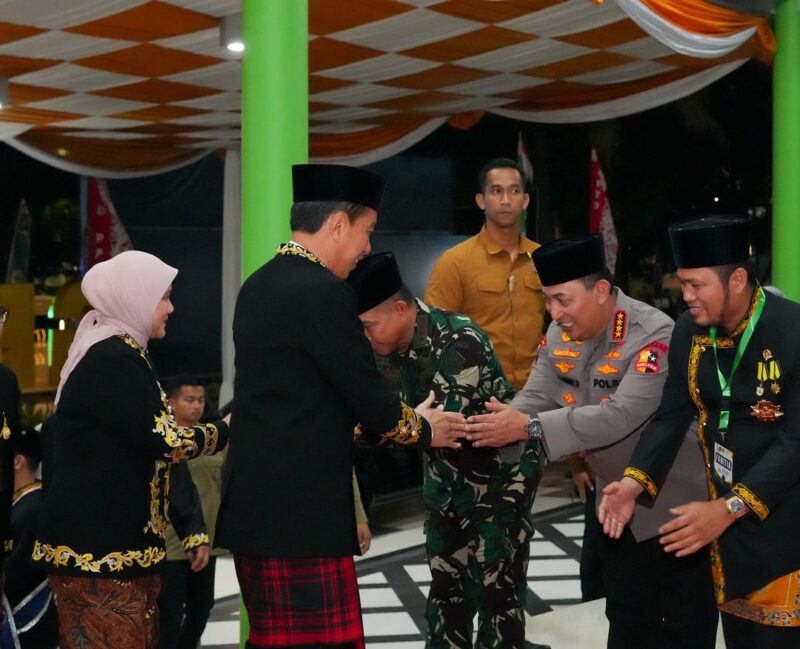 Kapolri Jenderal Polisi Drs. Listyo Sigit Prabowo bersama Panglima TNI Jenderal Agus Subiyanto mendampingi Presiden Joko Widodo (Jokowi) membuka Musabaqah Tilawatil Qur'an Nasional
