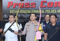 Polres Metro Jakarta Barat bersama Polsek Palmerah berhasil mengamankan dua orang remaja berinisial SI (17) dan TF (16) yang terlibat dalam aksi tawuran