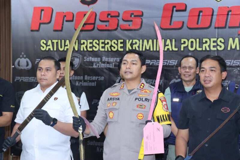 Polres Metro Jakarta Barat bersama Polsek Palmerah berhasil mengamankan dua orang remaja berinisial SI (17) dan TF (16) yang terlibat dalam aksi tawuran