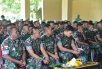 Personel Kodim 1710/Mimika dan keluarganya mengikuti penyuluhan hukum yang diselenggarakan oleh Kumdam XVII/Cenderawasih