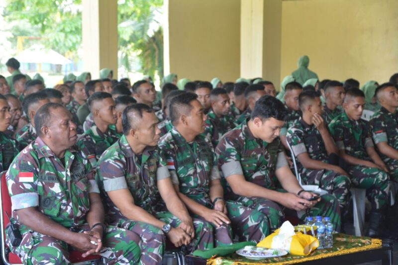 Personel Kodim 1710/Mimika dan keluarganya mengikuti penyuluhan hukum yang diselenggarakan oleh Kumdam XVII/Cenderawasih