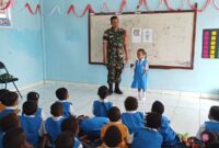 Serma Syafii memberikan pembekalan wawasan kebangsaan dan cinta tanah air kepada anak-anak TK Negeri 5 di Kp. Mulia Kencana, Distrik Iwaka