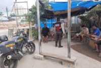Anggota Unit Samapta melaksanakan patroli dialogis bertemu dengan TKBM (tenaga kerja bongkar muat) di Pelabuhan Sunda Kelapa
