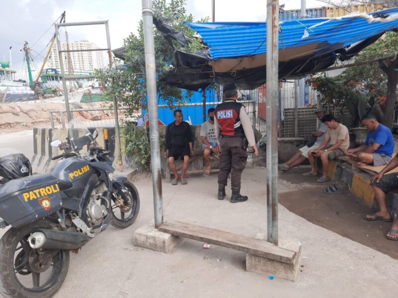 Anggota Unit Samapta melaksanakan patroli dialogis bertemu dengan TKBM (tenaga kerja bongkar muat) di Pelabuhan Sunda Kelapa