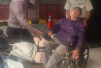 Bripka Edi Siswoyo, anggota BM Satlantas Polres Metro Jakarta Barat, menunjukkan jiwa pengabdiannya kepada masyarakat