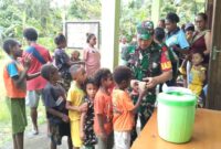 Koramil 1710-07/Mapurujaya dipimpin Danramil (Lettu Inf Ahmad Saleh) menggelar kegiatan Posyandu sembari pemberian makan tambahan kepada Balita