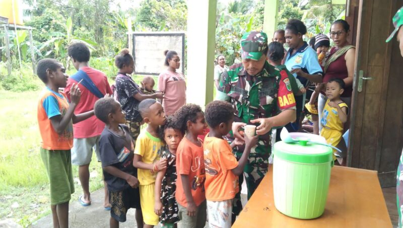 Koramil 1710-07/Mapurujaya dipimpin Danramil (Lettu Inf Ahmad Saleh) menggelar kegiatan Posyandu sembari pemberian makan tambahan kepada Balita