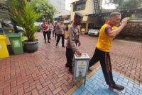 Personel Polsek Tambora turut serta dalam kegiatan amal dengan menggelar 