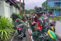 Kodim 1710/Mimika melaksanakan kegiatan karya bakti pembersihan masjid, bertempat di Masjid Al Fattah, Kelurahan Karang Senang