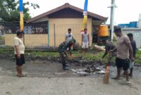 Babinsa Koramil 07/Mapurujaya Kodim 1710/Mimika Sertu Yulius Nampe bersama warga Kampung Poumako gotong royong membersihkan jalan