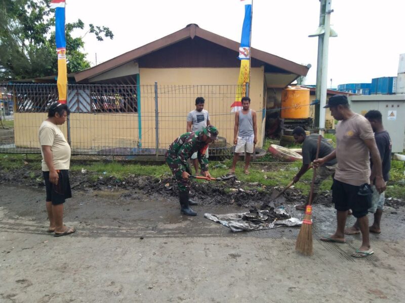Babinsa Koramil 07/Mapurujaya Kodim 1710/Mimika Sertu Yulius Nampe bersama warga Kampung Poumako gotong royong membersihkan jalan