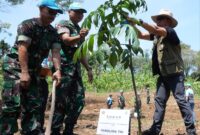 Panglima TNI Jenderal TNI Agus Subiyanto bagikan 500 paket sembako kepada masyarakat yang tinggal di sekitar