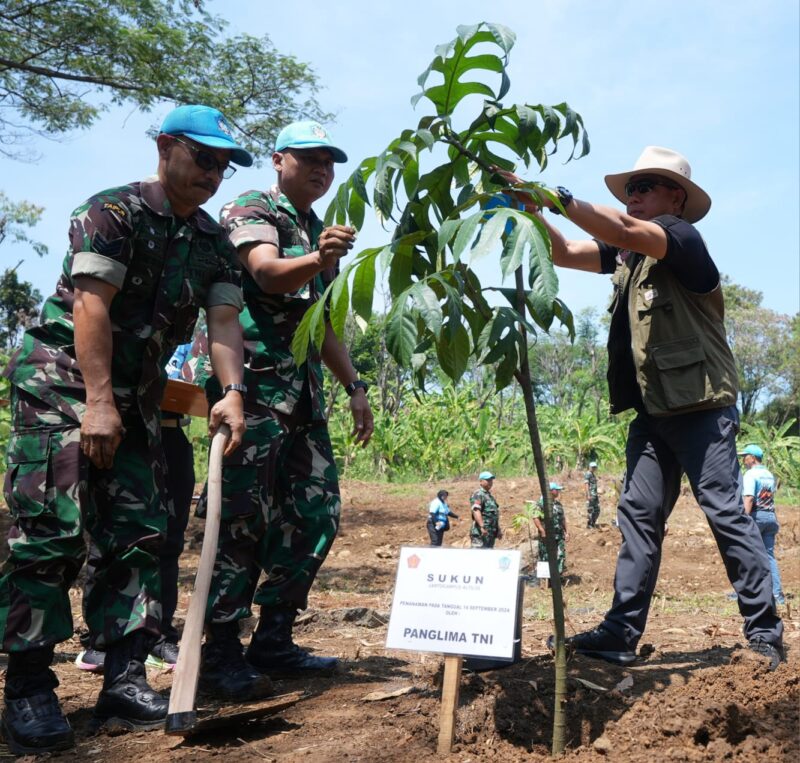 Panglima TNI Jenderal TNI Agus Subiyanto bagikan 500 paket sembako kepada masyarakat yang tinggal di sekitar