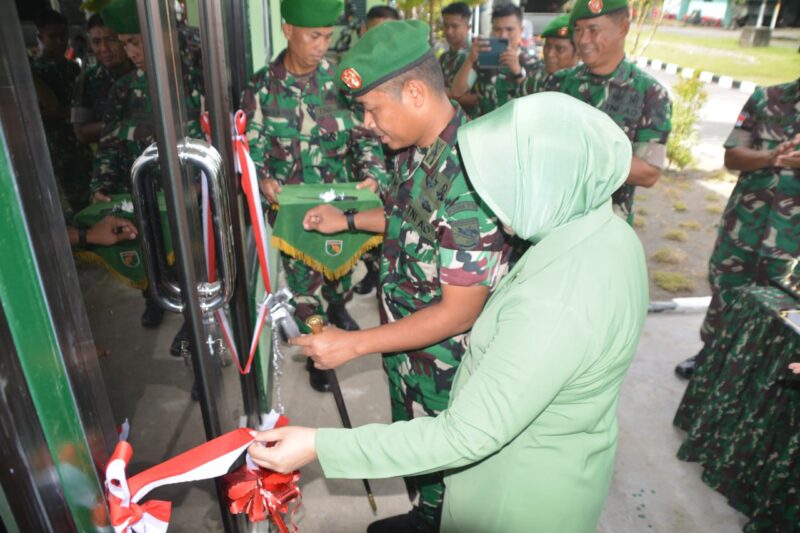Dandim 1710/Mimika Letkol Inf Dedy Dwi Cahyadi didampingi Ibu Ketua Persit KCK Cabang XXXV Ny. Rindang DDC meresmikan Gedung Rekreasi