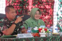 Dandim 1710/Mimika Letkol Inf Dedy Dwi Cahyadi didampingi Ketua Persit KCK Cabang XXXV Ny. Rindang DDC memberikan Jam Komandan terakhir