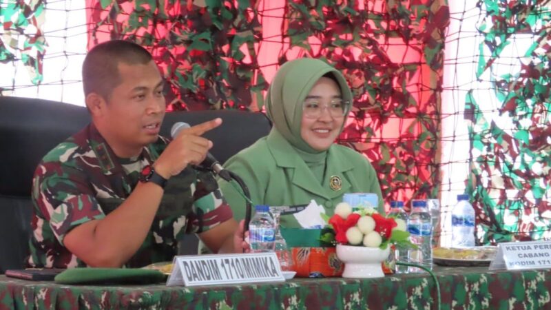 Dandim 1710/Mimika Letkol Inf Dedy Dwi Cahyadi didampingi Ketua Persit KCK Cabang XXXV Ny. Rindang DDC memberikan Jam Komandan terakhir