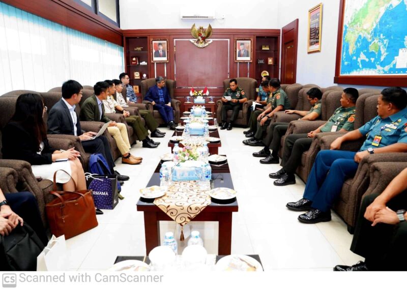 Kepala Pusat Penerangan (Puspen) TNI Mayor Jenderal TNI Haryanto menerima kunjungan Mr. Yang Si Cheng, Kepala Pusat Penerangan Kementerian Pertahanan (Kemhan) Singapura