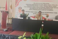 Kasdim 1710/Mimika Mayor Inf Abdul Munir memberikan pembekalan materi kewaspadaan dini dalam penyelenggaraan pertahanan negara